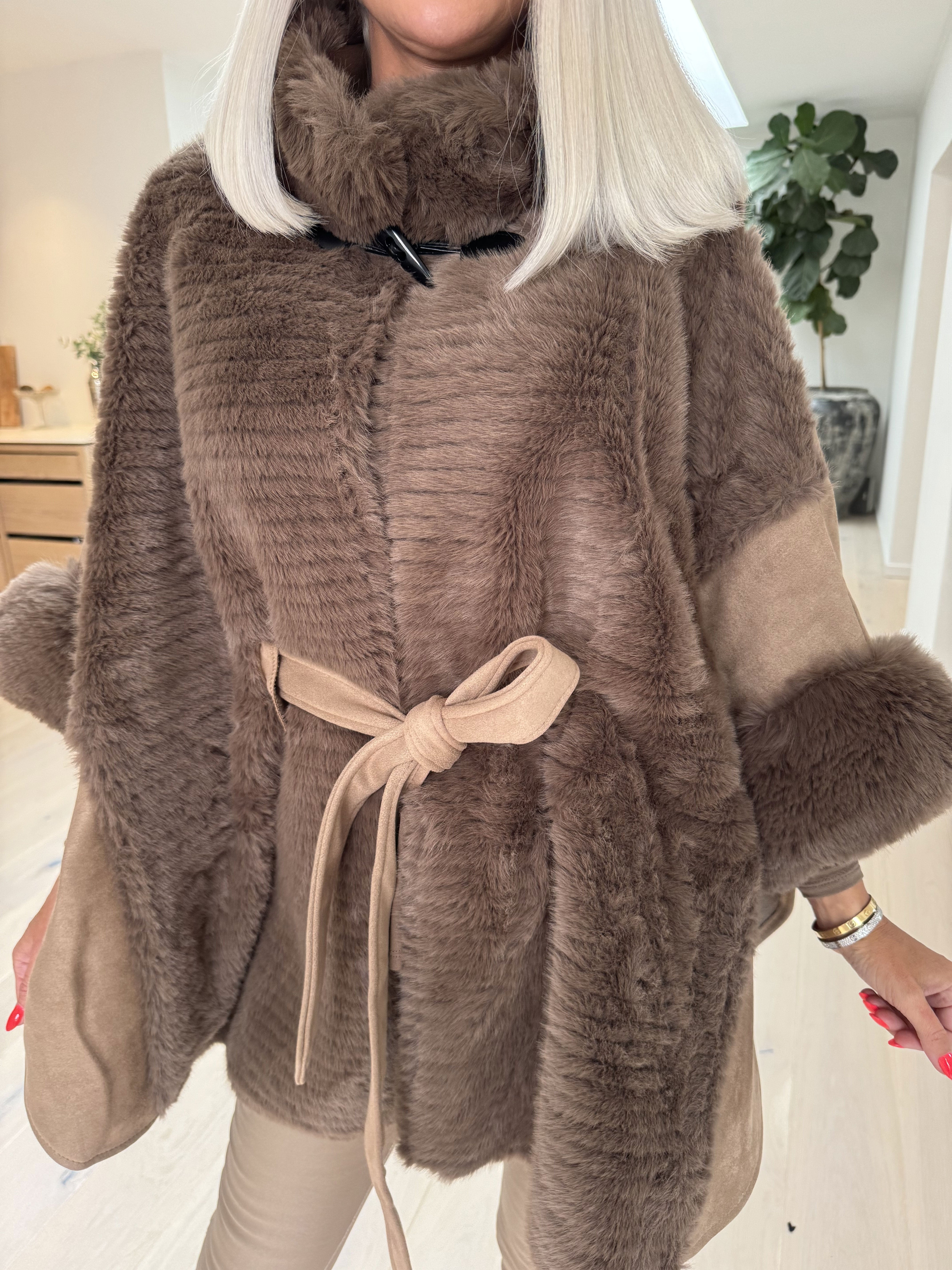 Cloud - Poncho med fuskpäls